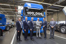 Las llaves del vehículo número 100.000 fueron entregadas por el presidente de DAF Trucks, Harry Wolters, a Luc Gheys, copropietario de Groep Gheys de Bélgica.