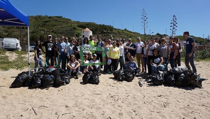 Luís Simões participó en una acción de limpieza y retirada de basura de playa en Foz do Lizandro (Ericeira, Portugal). 