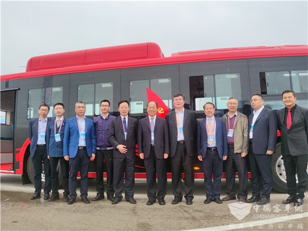 King Long lanza el primer autobús BMT compuesto de fibra de carbono de China