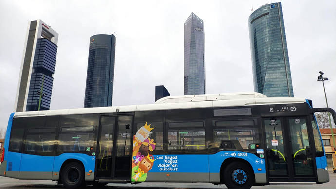 Sus Majestades los Reyes Magos de Oriente viajan en los autobuses de Madrid