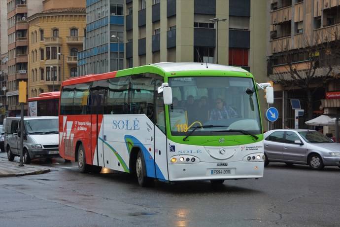 Un autobús recorre las calles de una ciudad catalana.