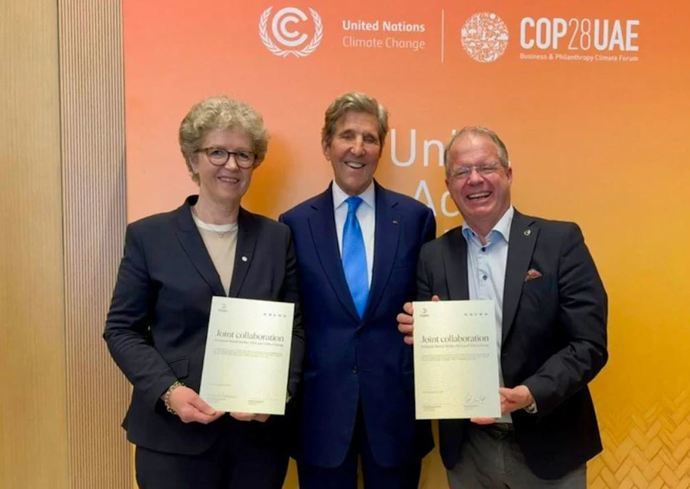 Hilde Merete Aasheim, consejera delegada de Hydro; John Kerry, enviado especial de EE.UU. para el Clima; y Martin Lundstedt, consejero delegado de Volvo Group. (Foto: Hydro)