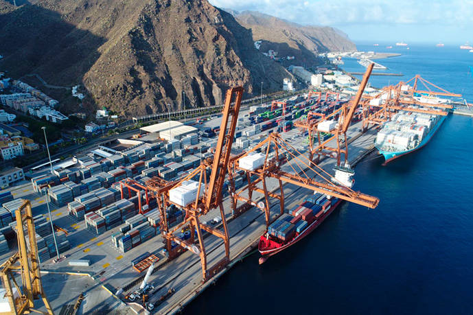 Se inicia el transbordo de contenedores en Tenerife