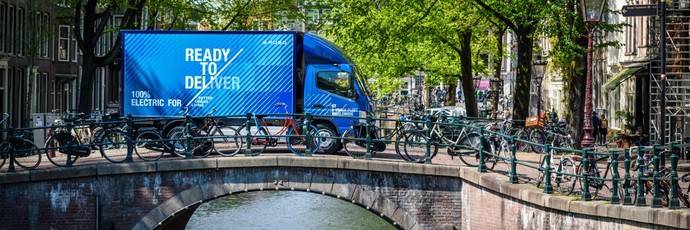 Un Fuso eCanter recorre las calles de una ciudad holandesa.