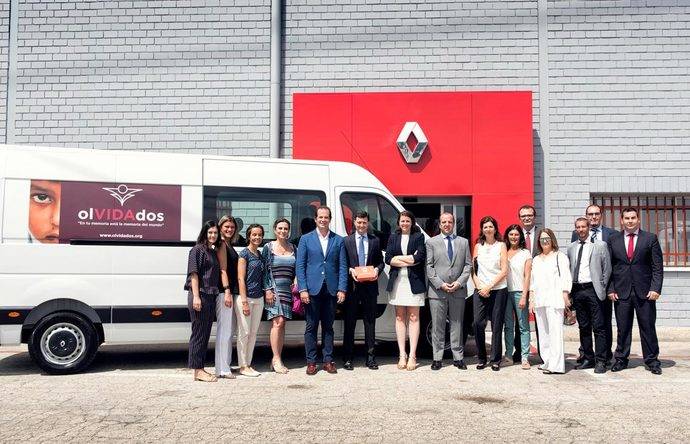 Renault Trucks dona una Renault Master a la asociación olVIDAdos