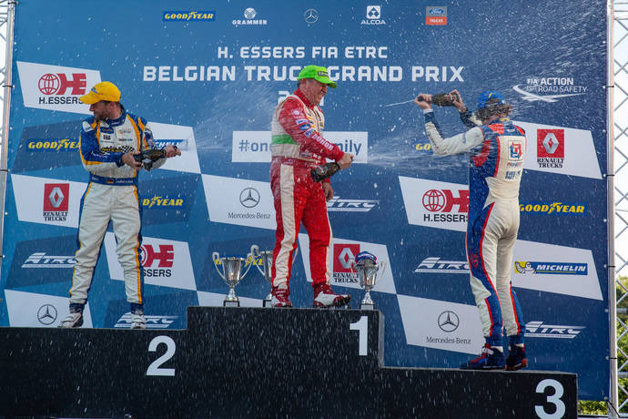 Antonio Albacete celebra su victoria en la cuarta carrera del GP de Bélgica.