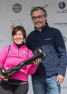 El director comercial y de marketing de Kumho Tyre para España y Portugal, Luis Hernández, entregó a una corredora un hoverboard, 