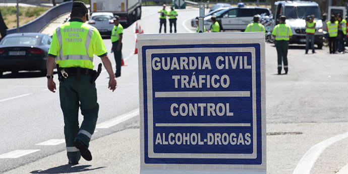 Control de la Guardia Civil para alcohol y drogas.
