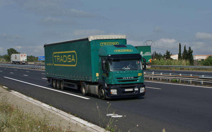 Un camión de Tradisa circula por una autopista.