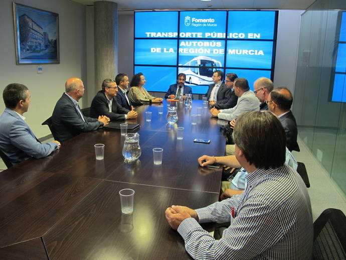 Un momento de la reunión entre Fenebús Murcia y los representantes políticos de la Región.
