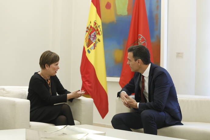 Un momento del encuentro entre la Presidenta de Navarra, Uxue Barkos, y el Presidente del Gobierno de España, Pedro Sánchez,