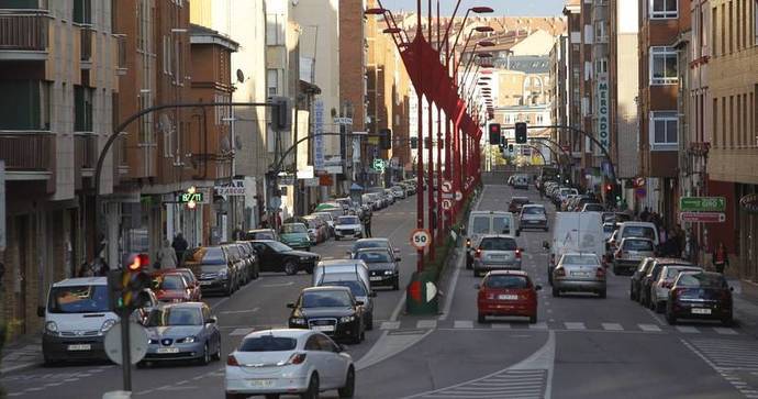 La antigua carretera N-120 a su paso por el municipio de San Andrés del Rabanedo se denomina calle Párroco Pablo Diez.