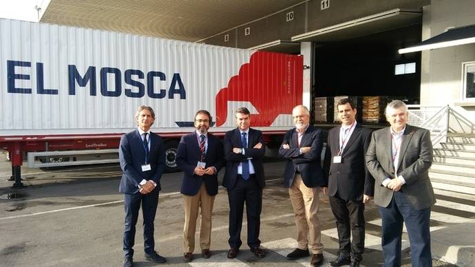 El consejero murciano Pedro Rivera visita la empresa de transportes El Mosca 'referente en transporte terrestre nacional e internacional'.