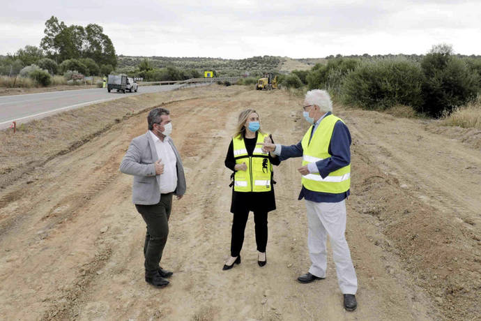 Marifrán Carazo visita las obras de la carretera A-477 en Aznalcóllar.