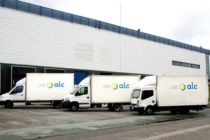 Algunos de los vehículos de ALC con la nueva imagen de la empresa.