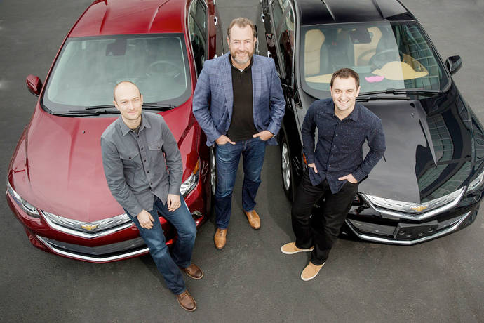 El presidente de General Motors, Dan Ammann (en el centro), posa con los co-fundadores de Lyft Inc, John Zimmer (a la derecha) y Logan Green (a la izquierda).