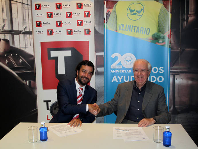 Julio De Pazos, director de Taisa Logistic y Nicolás María Palacios, presidente de Fesbal, firman el acuerdo.