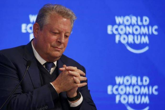 Al Gore pide colaboración público privada en Davos para descarbonizar
