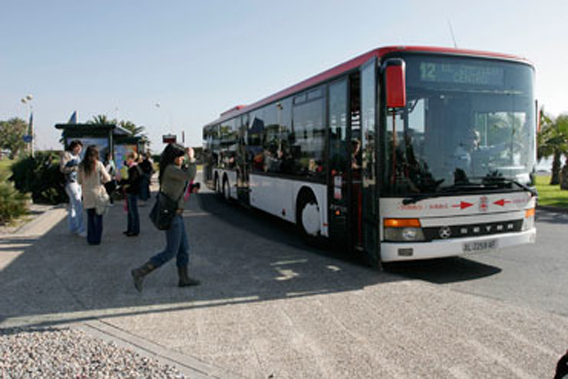 Un autobús urbano de la ciudad de Almería.