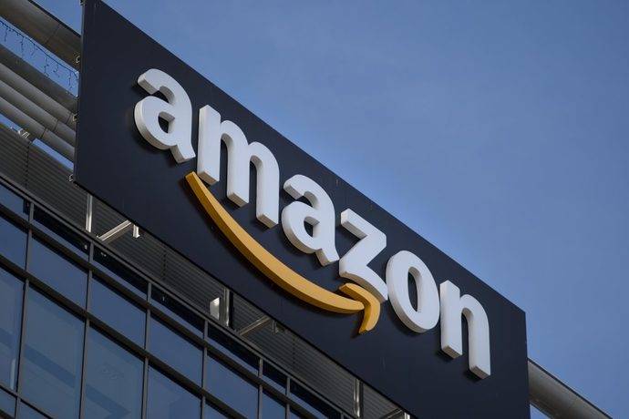 Amazon se guía por cuatro principios: enfoque en el consumidor en vez del competidor, pasión por la invención, compromiso con la excelencia de sus operaciones y visión a largo plazo.