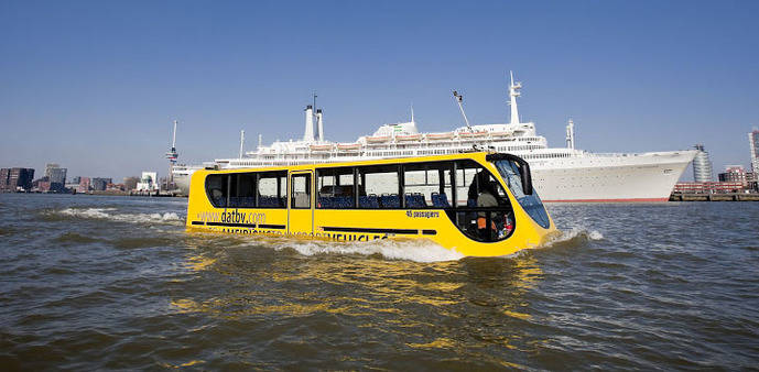 El Anfibús, un innovador autobús que se desplaza por tierra….y agua