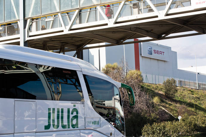 Uno de los autocares de Julià para el transporte de los empleados de Seat.