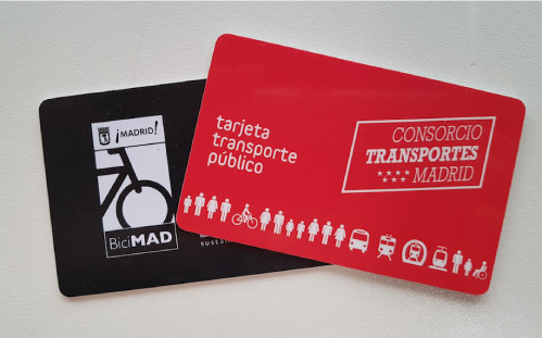 Tarjeta de BiciMAD y del abono de transporte de Madrid.