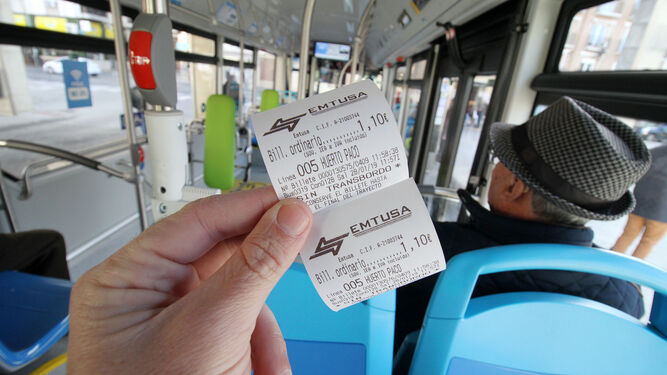 Un billete sencillo del autobús urbano de Huelva.