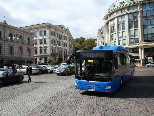 Uno de los autobuses de MAN propulsados por gas que ya recorre las calles de Tbilisi. 