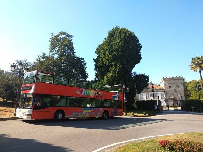 Bus turístico de Vigo frente al Museo
Quiñones de León.
