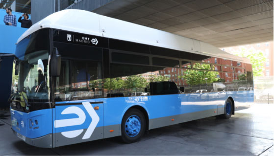 Un autobús de la EMT de Madrid, con su nueva imagen corporativa.