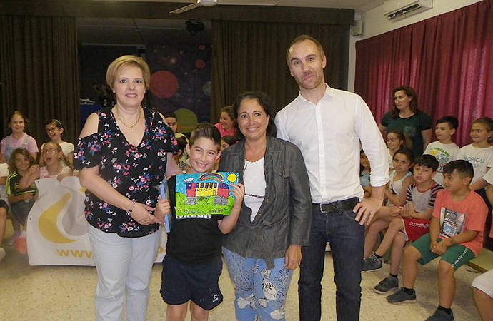 Recogida de premios de una edición anterior del Concurso Escolar de Dibujo 'Diviértete en Bus'.