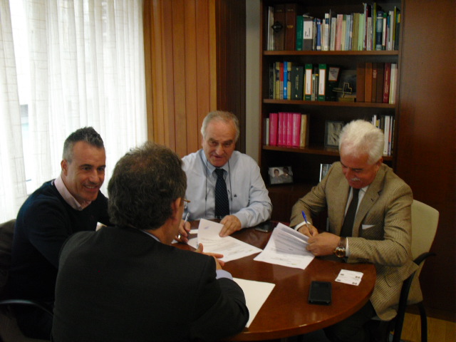 Imagen de la firma del acuerdo entre Fegatramer y HAM.