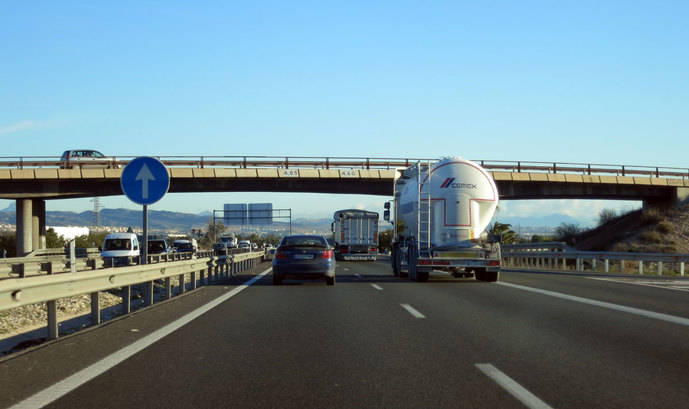 Camiones circulan por una autopista.