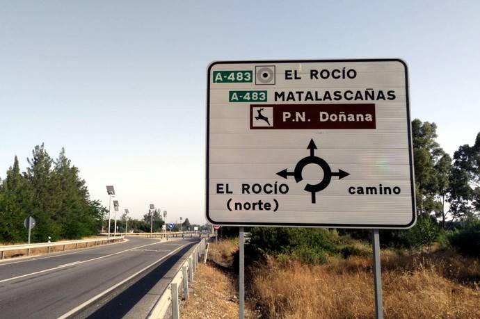 La carretera A-483 discurre entre Almonte y El Rocío, en la provincia de Huelva.