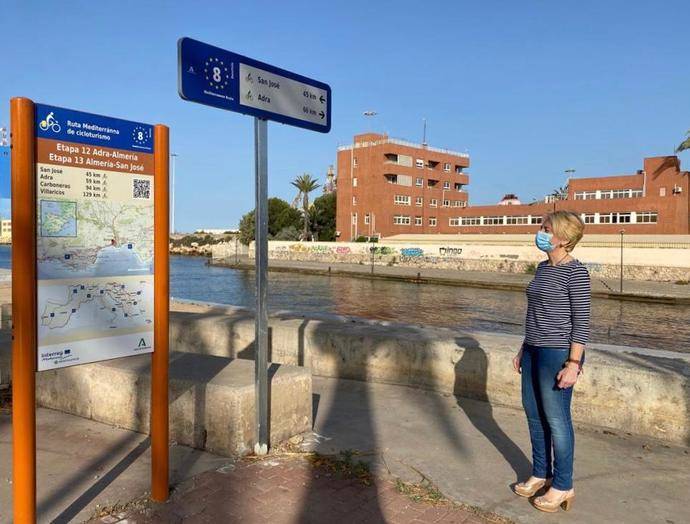 La delegada territorial de Fomento en Almería, Eloísa Cabrera, ha supervisado la colocación de las señales de Eurovelo.