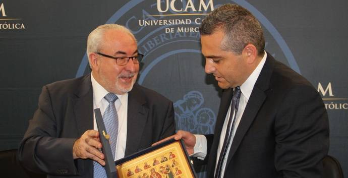 José Luis Mendoza, presidente de la Universidad Católica de Murcia (Ucam) junto a Juan Conesa, director general de Primafrio.