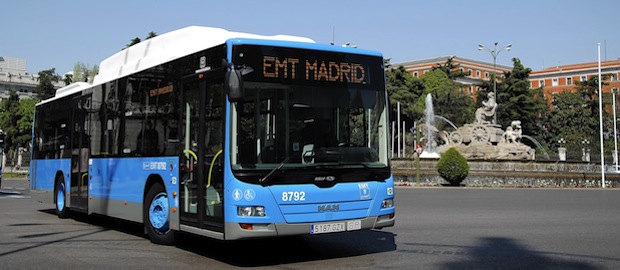 Un autobús de la EMT Madrid, en la Plaza de Cibeles.