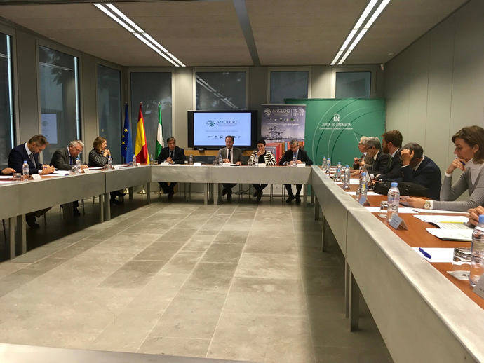 Reunión del comité organizador del congreso logístico.