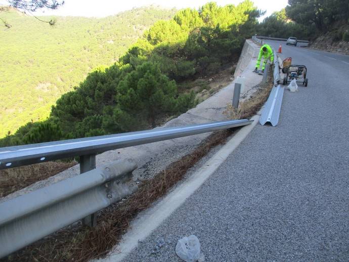Tareas de conservación de carreteras en la red andaluza.