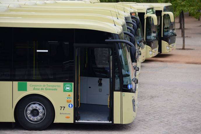 Varios autobuses del Consorcio de Transporte Metropolitano del Área de Granada.