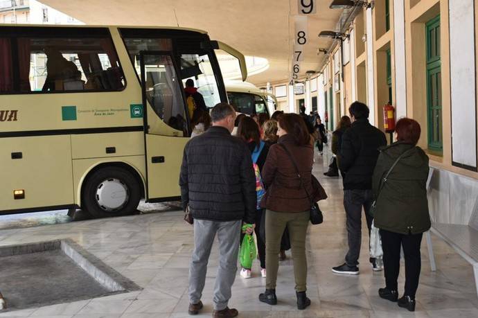 Un autocar del Consorcio de Transporte Metropolitano del Área de Jaén.