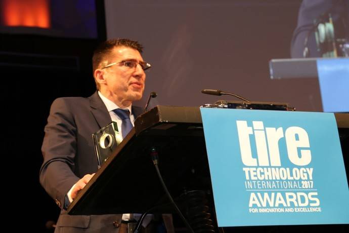 Oliver Schramm, responsable de Desarrollo de Tecnología de Producción de Continental, recoge el premio Fabricante de Neumáticos del Año 2017, representando a Continental.