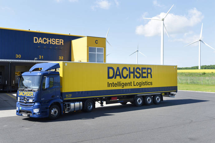 Camión y plataforma logística de Dachser.