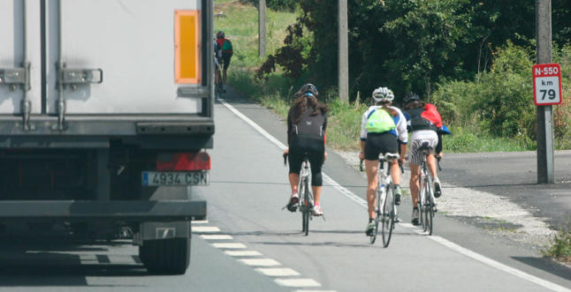 Varios ciclistas circulan por una carretera.