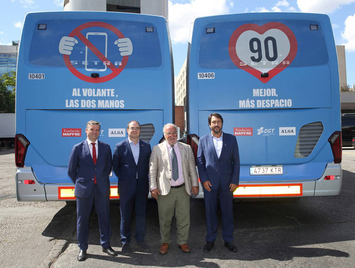 Dos autobuses Alsa con los mensajes de la campaña.