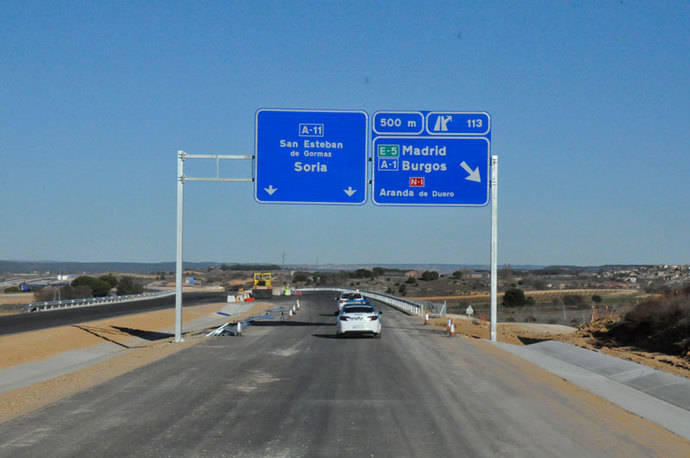 Un cartel informa del desvío hacia Aranda de Duero, una de las localidades implicadas en los nuevos concursos.