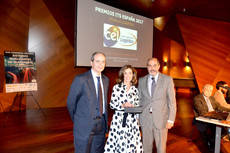 Ana Isabel González, presidenta del Centro Español de Logística, y José Estrada, director general del CEL, recibieron el premio