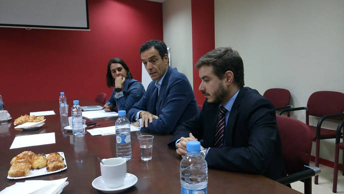 En el centro, Rafael Barbadillo, presidente de Confebus, flaqueado por Mayi Mora-Figueroa y Jaime Rodríguez. 