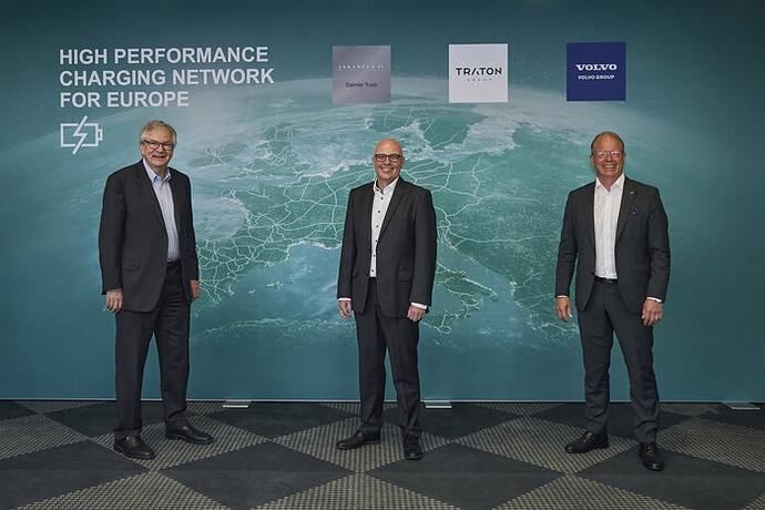 Daimler, Traton y Volvo planean ser pioneros en una red europea de carga de alto rendimiento para camiones pesados